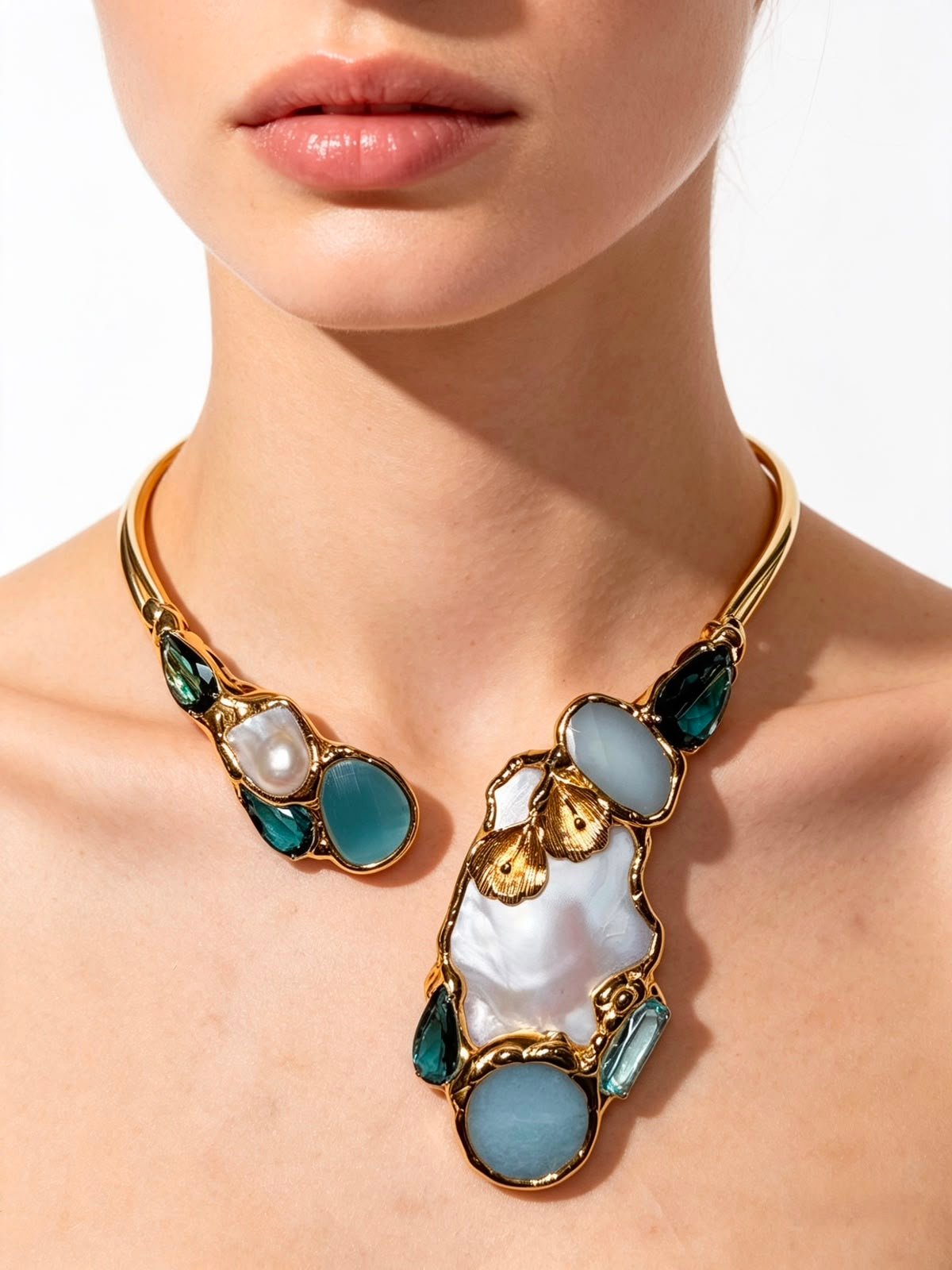 Collar Perla Lagoon - collar artesanal de latón bañado en oro con piedra natural, pieza única hecha a mano