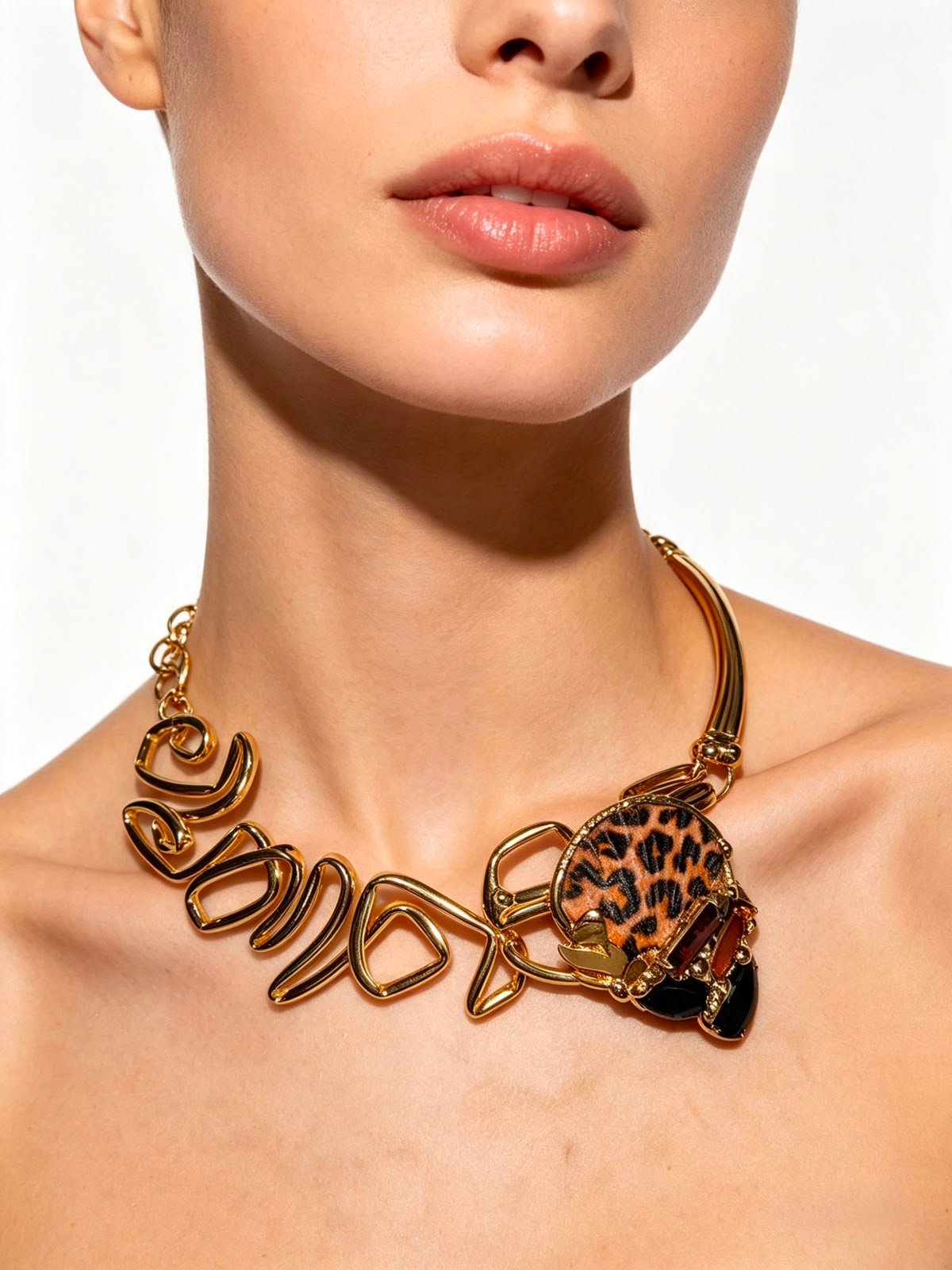Collar Serengeti - collar artesanal de latón bañado en oro con piedra natural, pieza única hecha a mano